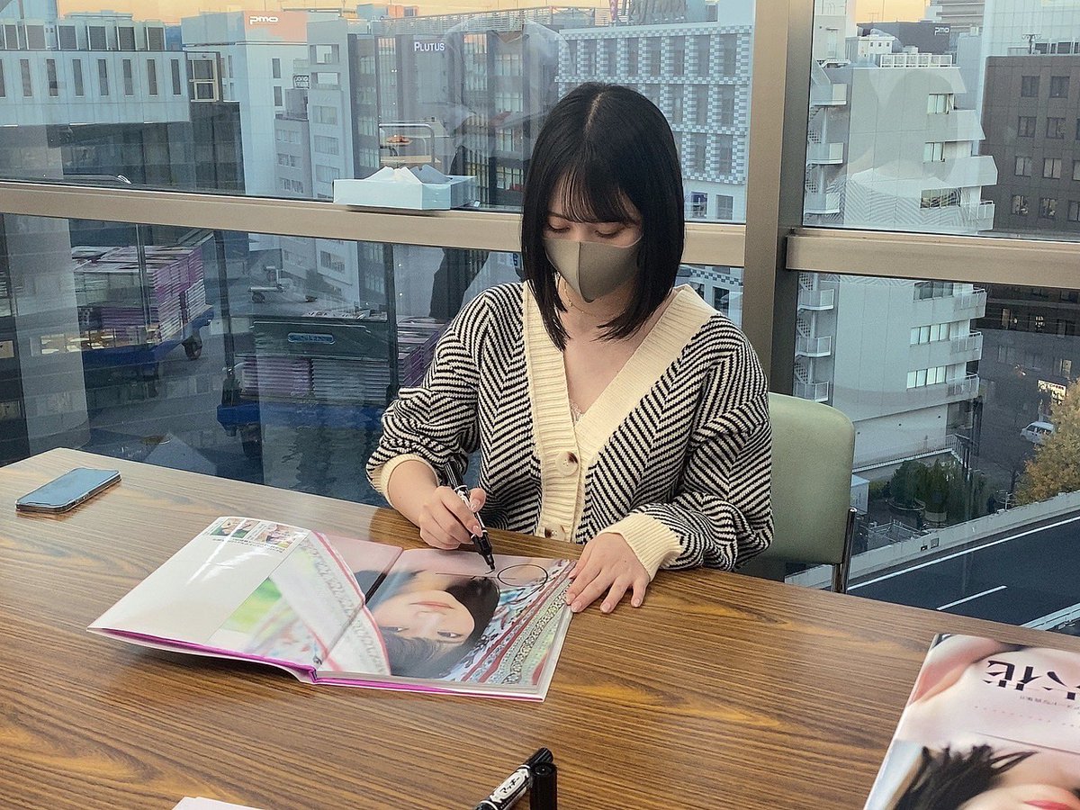 写真集にサイン書いてきたよ🌷

明日のイベント楽しみだね〜🐇
今日は早く寝よっと！

https://t.co/M7sn8L3dN5 https://t.co/wCrJHxCe4Q
