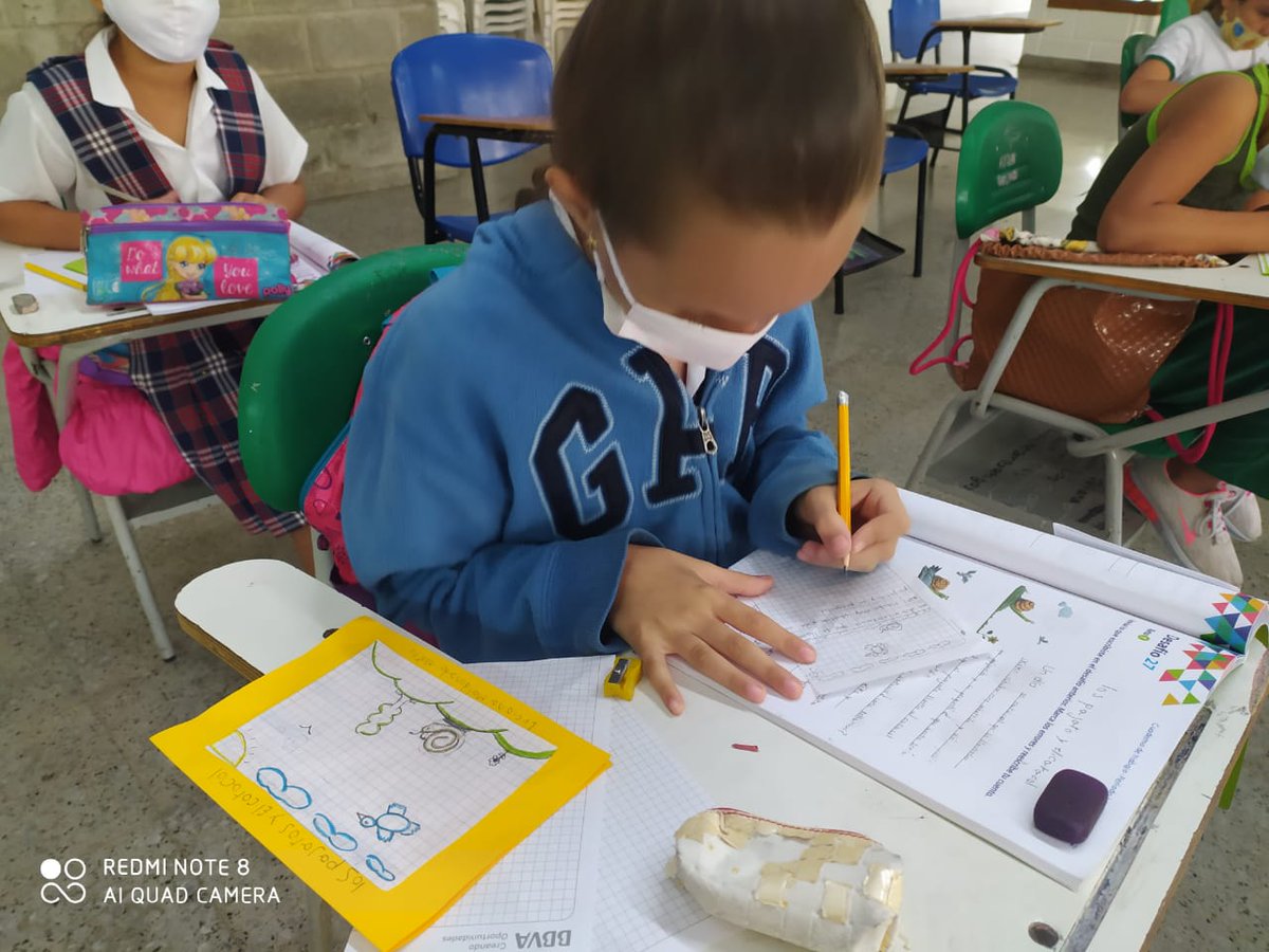 Gladysmariarive's tweet photo. @anibalgaviria @SecEducacionAnt @juancorreameji1 como docente tutora me siento orgullosa del trabajo realizado con las comunidades educativas a lo largo de estos años, juntos hemos construido poco a poco una nueva educación para Antioquia, con amor y respeto por la profesión. #YosoyPTAAntioquia https://t.co/AXqHCMoYQh