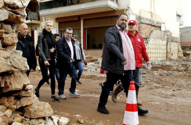 KostasVaxevanis's tweet image. Μπροστά πηγαίνει ο αρχηγός και πίσω του... η Σάσα και ο Γιάννης