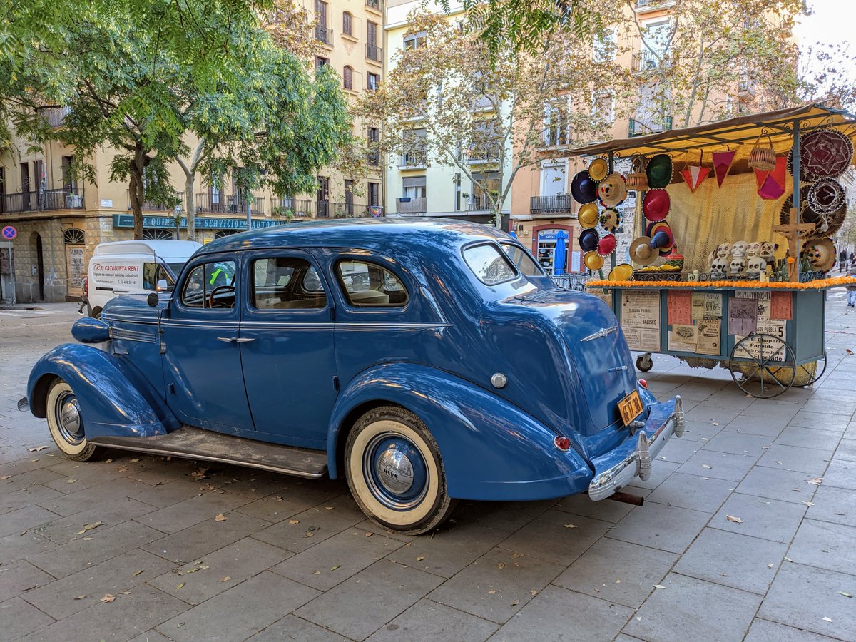 CCElSortidor's tweet photo. 🎬 Avui la plaça del Sortidor es transforma en un plató de cinema! S'està filmant la pel·lícula 'Marlowe' de Neil Jordan, que recupera el personatge del mític detectiu Philip Marlowe, interpretat ara per l'actor irlandès Liam Neeson: https://t.co/wvWnXQ21Gq. #poblesec #mèxic https://t.co/Oo20AS877k