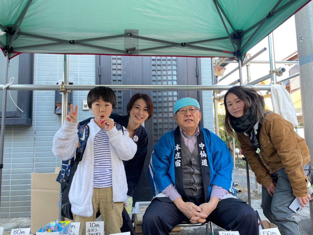 sugai_rei_'s tweet photo. COLLABO＋下地湧貴監督
映画「#かのまち」

「#銀座通り眼鏡」オーナー様で、
「#本庄商店街連合会」会長の松浦さんにはロケ地となる商店やたくさんの方々をご紹介下さりご支援いただきました☺️

ラストシーンの撮影では駄菓子屋の出店も作って下さり大喜びの子供たち✨
 
https://t.co/AA9kD6DgeO https://t.co/KZqYxqAnb4