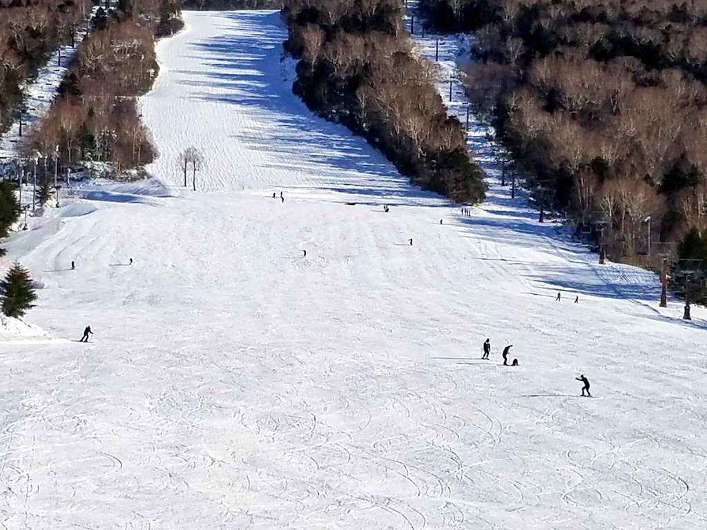 shiga_resort's tweet photo. 一の瀬ファミリースキー場です。明日から一の瀬クワッドと天狗コースがオープン！また、ダイヤモンドにあるレストランHi HAPPYもオープンします。同じ建物にレンタルショップスノーキャンもございますのでこちらもご利用ください。 https://t.co/fBnLGZ0BES
