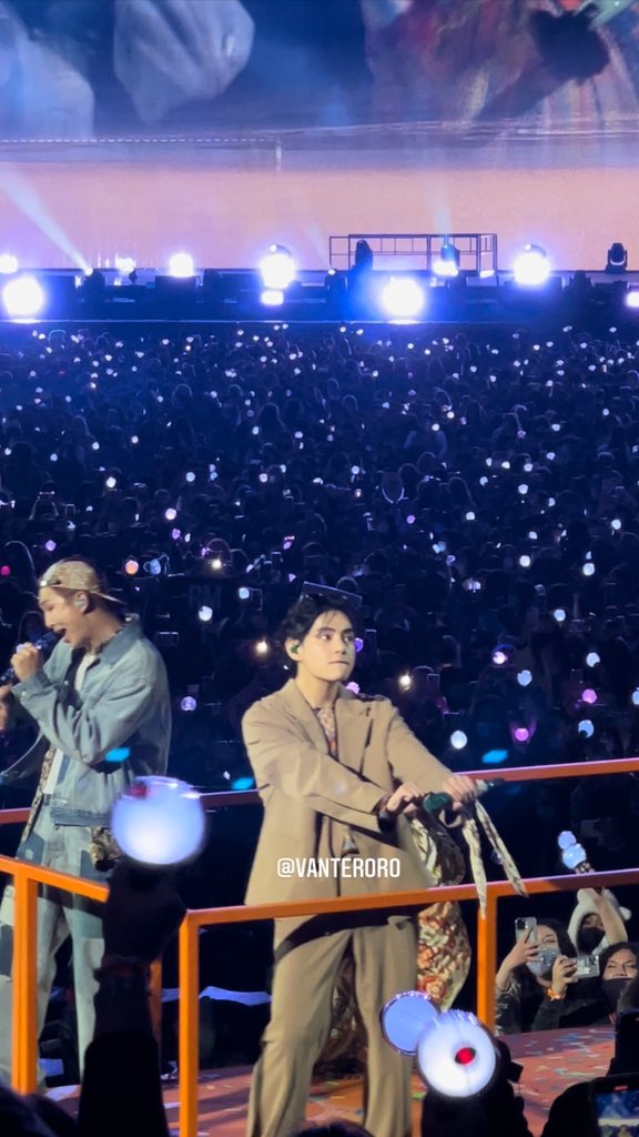 vanrotae's tweet image. KIM TAEHYUNG RIGHT ON MY FACE 😭💔 #PTD_ON_STAGE_LA_Day4