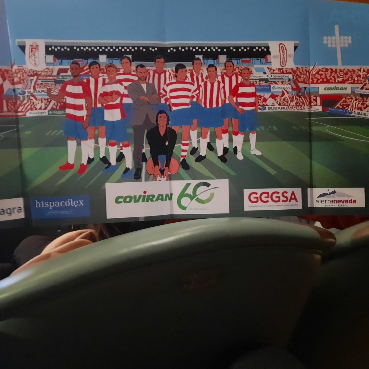 El Once de Nuestras Vidas, en cuyas páginas juega la mejor alineación de la historia del @GranadaCdeF Hemos apoyado la edición de este libro, una biblia para la afición rojiblanca.
#GalaDeporteGR21 #Deporte #Granada