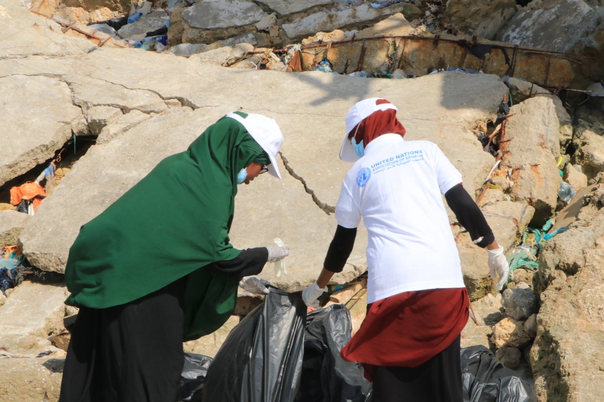 UNASOMALIA's tweet photo. This week's Lido Beach clean-up campaign saw volunteers, members of #UNASOMALIA & the Director of Sanitation @GodahGodah come together to help clean up beach. Glass bottles & foam containers are just some of the items that can harm #coastal_ecosystem when littered. #CleanTheBeach https://t.co/cswb2G7XJl