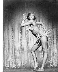 Wat een prachtige vrouw is Josephine Baker toch! Sensueel en revolutionair. Mooi eerbetoon dat ze nu in t Pantheon staat... en wat een heerlijke nostalgie deze donkere dagen om je even in het flamboyante Parijs van de jaren twintig te wanen... 

volkskrant.nl/kijkverder/v/2…