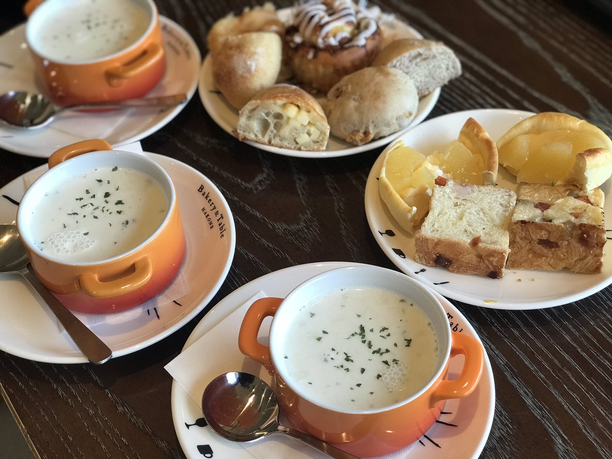 Atsushi11075184's tweet photo. 両親を田舎からよんで箱根観光中。ランチは、芦ノ湖、定番のHakone Bakery &amp; Table にて。結構、混んでいて、お客さん戻ってきてる感じです。クラムチャウダー、温まります😊#箱根 #Hakone #Bakeryandtable #親孝行 https://t.co/h8MBUG5Q7C