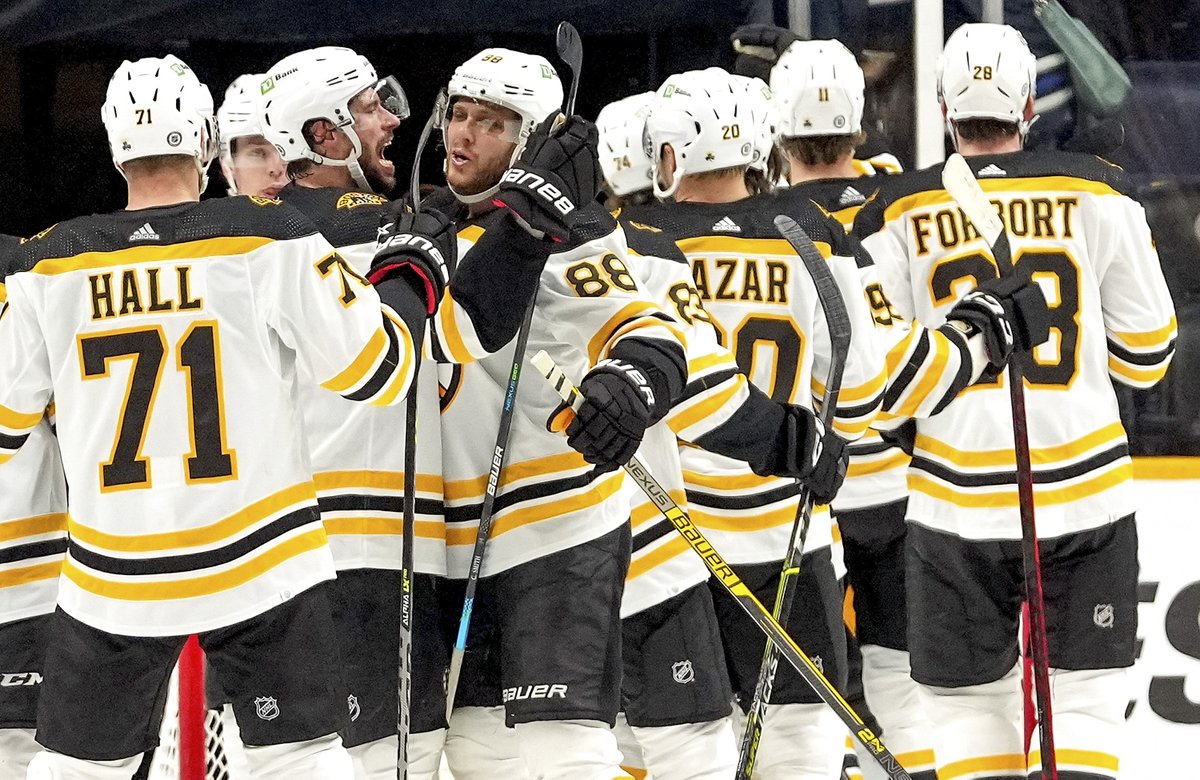 NHLBruins's tweet photo. Good night from Nashville. ✌️ https://t.co/FM9rB8bkmE