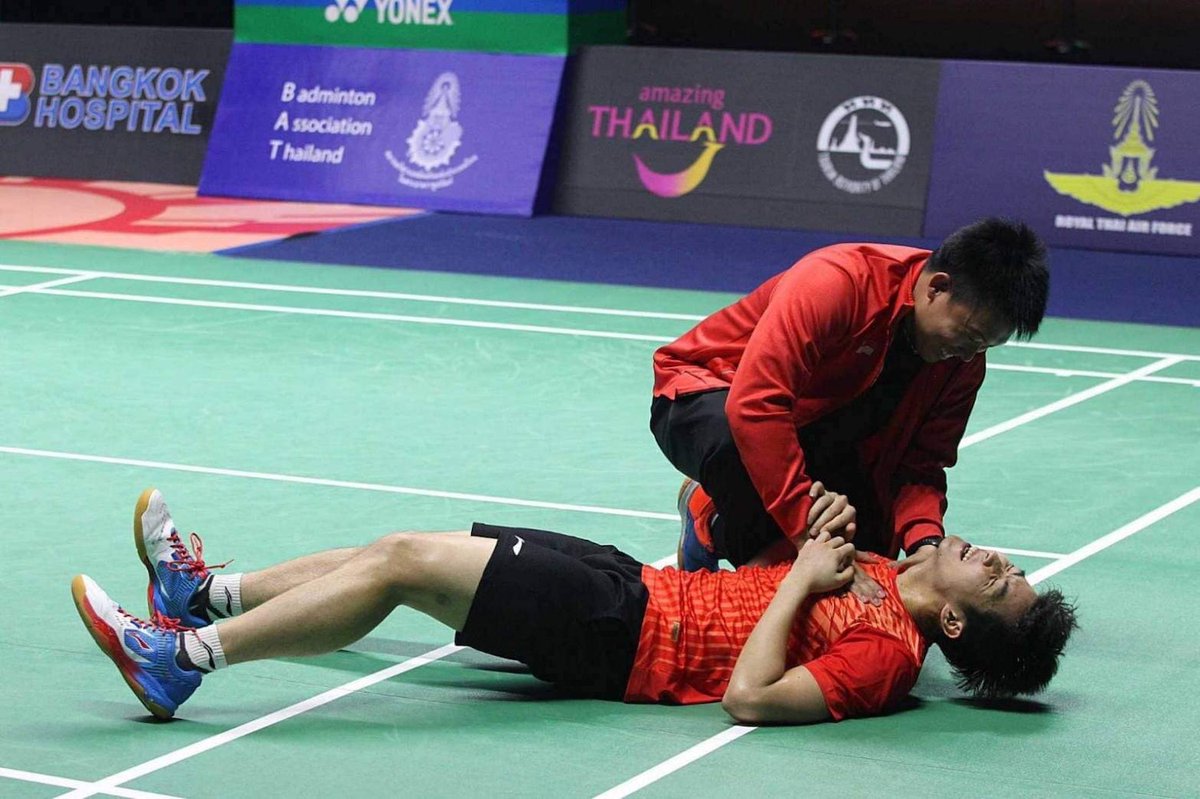 While #TeamSG 🇸🇬 <a href="/reallohkeanyew/">Loh Kean Yew</a> smashes #shuttlecocks, his #badminton coach Kelvin Ho pummels his chest like a 🦍. It's all part of the game plan 😎. Click bit.ly/3Dj1n3q to find out more about the man whose fiery #passion for the sport led him to quit school at 17! 😱