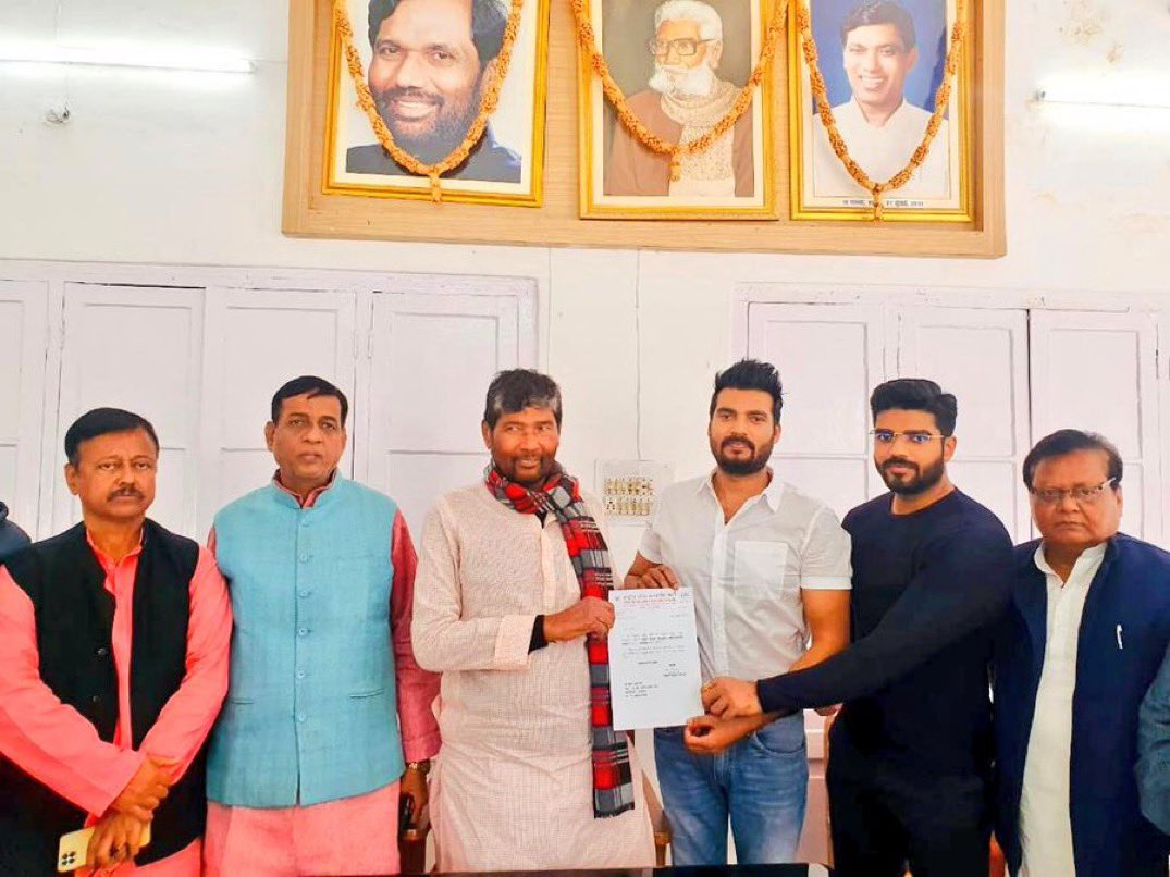 princerajpaswan's tweet image. श्री कृष्ण राज जी को राष्ट्रीय लोकजनशक्ति पार्टी में राष्ट्रीय अध्यक्ष (अनुसूचित जाति/जनजाति प्रकोष्ठ) के पद पर मनोनीत किया गया। बड़े भाई को ढेरों बधाई एवं शुभकामनाएँ।