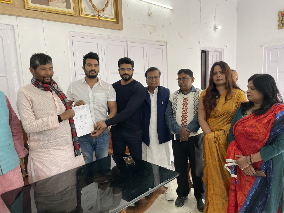 princerajpaswan's tweet image. श्री कृष्ण राज जी को राष्ट्रीय लोकजनशक्ति पार्टी में राष्ट्रीय अध्यक्ष (अनुसूचित जाति/जनजाति प्रकोष्ठ) के पद पर मनोनीत किया गया। बड़े भाई को ढेरों बधाई एवं शुभकामनाएँ।