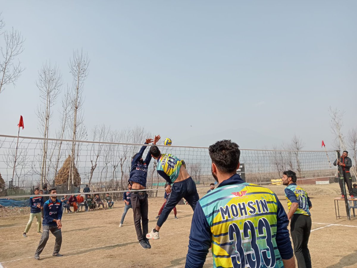 jaat1313's tweet photo. CHINAR VOLLEYBALL LEAGUE 
A Volleyball league was organised by #IndianArmy for the local youths at Highground Volleyball Court in j&amp;k.
#IndianArmyPeoplesArmy 
 #tejran #lisa
#كلنا_ابو_تريكه
#أوميكرون 
#كأس_العرب 
#كورونا
#Kashmir 
#games https://t.co/G4b4hcJP5l