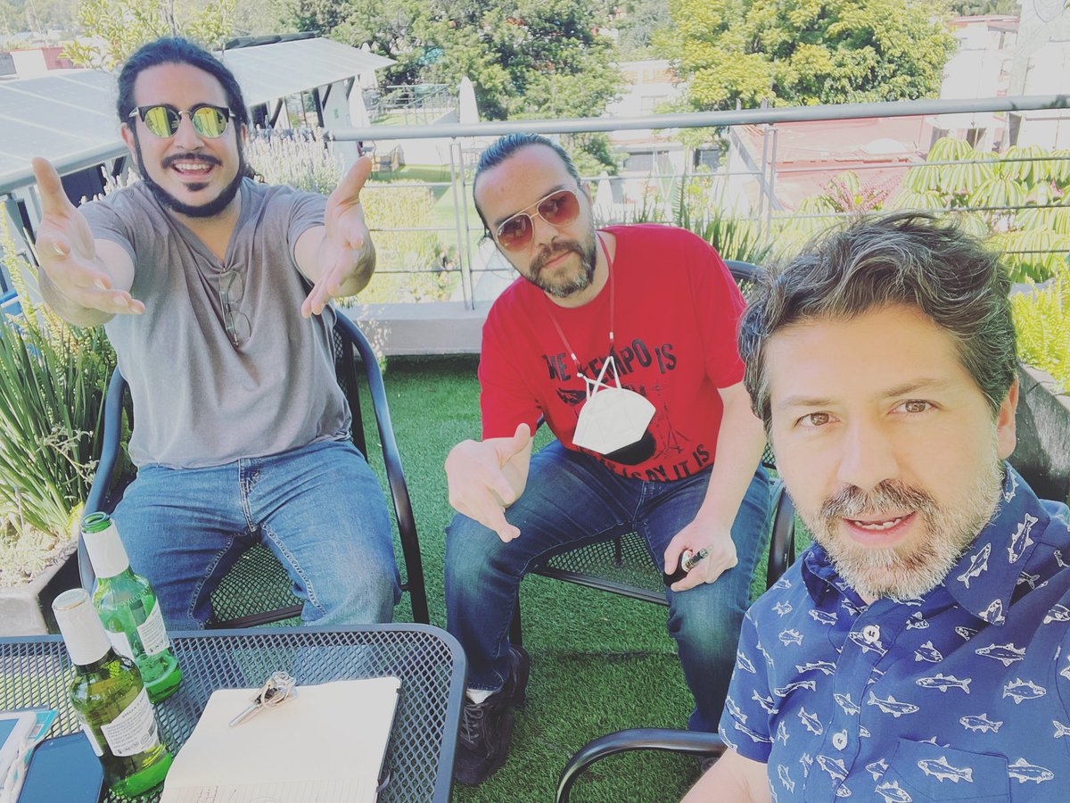 lidmband's tweet photo. Se acaba el año. Felices fiestas. Mucho rock para todos. 🎸 🎤 🥁 https://t.co/tXoA60c23q