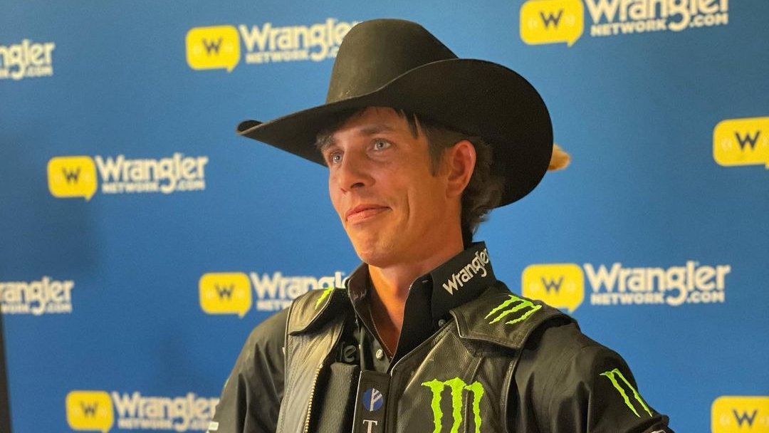 Let’s hear it for JB MAUNEY 👏

His first time on the dirt at the @wrangler NFR and he splits the round with @kyhamilton1. That’s two 87.5 point rides for #TeamWrangler that we won’t forget. <a href="/jbmauney/">JB Mauney</a>