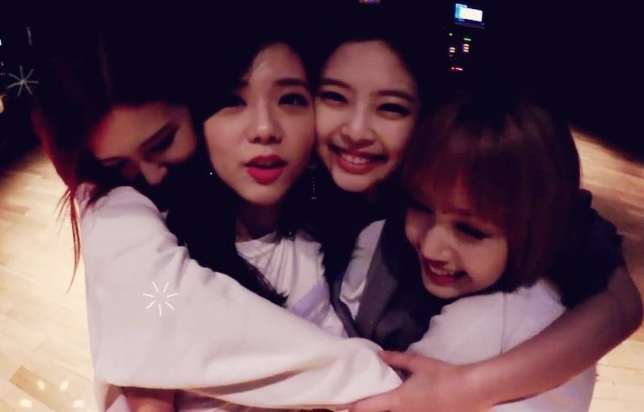 nitnitberkedip's tweet photo. Blackpink's hug
#BLACKPINK @BLACKPINK https://t.co/lkmX7LM4FV