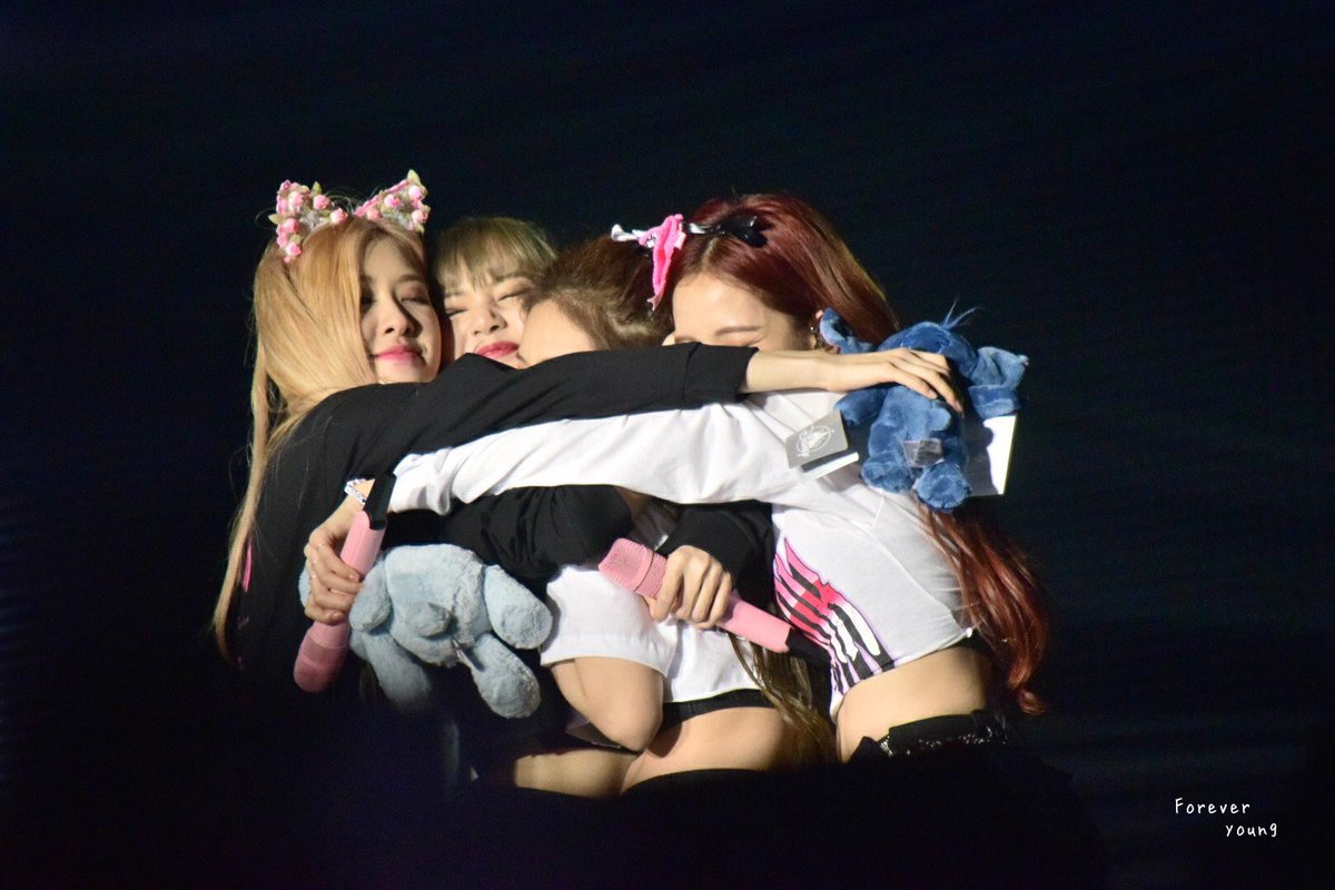 nitnitberkedip's tweet photo. Blackpink's hug
#BLACKPINK @BLACKPINK https://t.co/lkmX7LM4FV