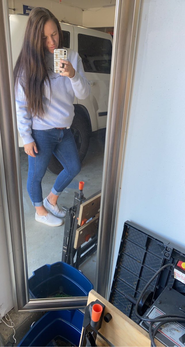 On a positive note… I fit into my size 7 jeans comfortably now.. down 10 pounds from my pre pregnancy weight 🙌🏼