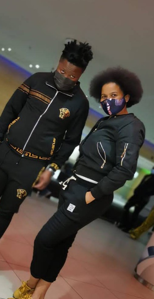 bussaimathebula's tweet photo. Happy Friday Team #RNB 💖

Ngena ngena ngena, siyaphakama isphaphamtjhini, i-RNB729 

Umrhatjho yi @Ikwekwezi_FM 
Emoyeni Ngu @RealDJ_Rvoonah @bussaimathebula @Bathabilemaben9 https://t.co/Amn0OW9sAa