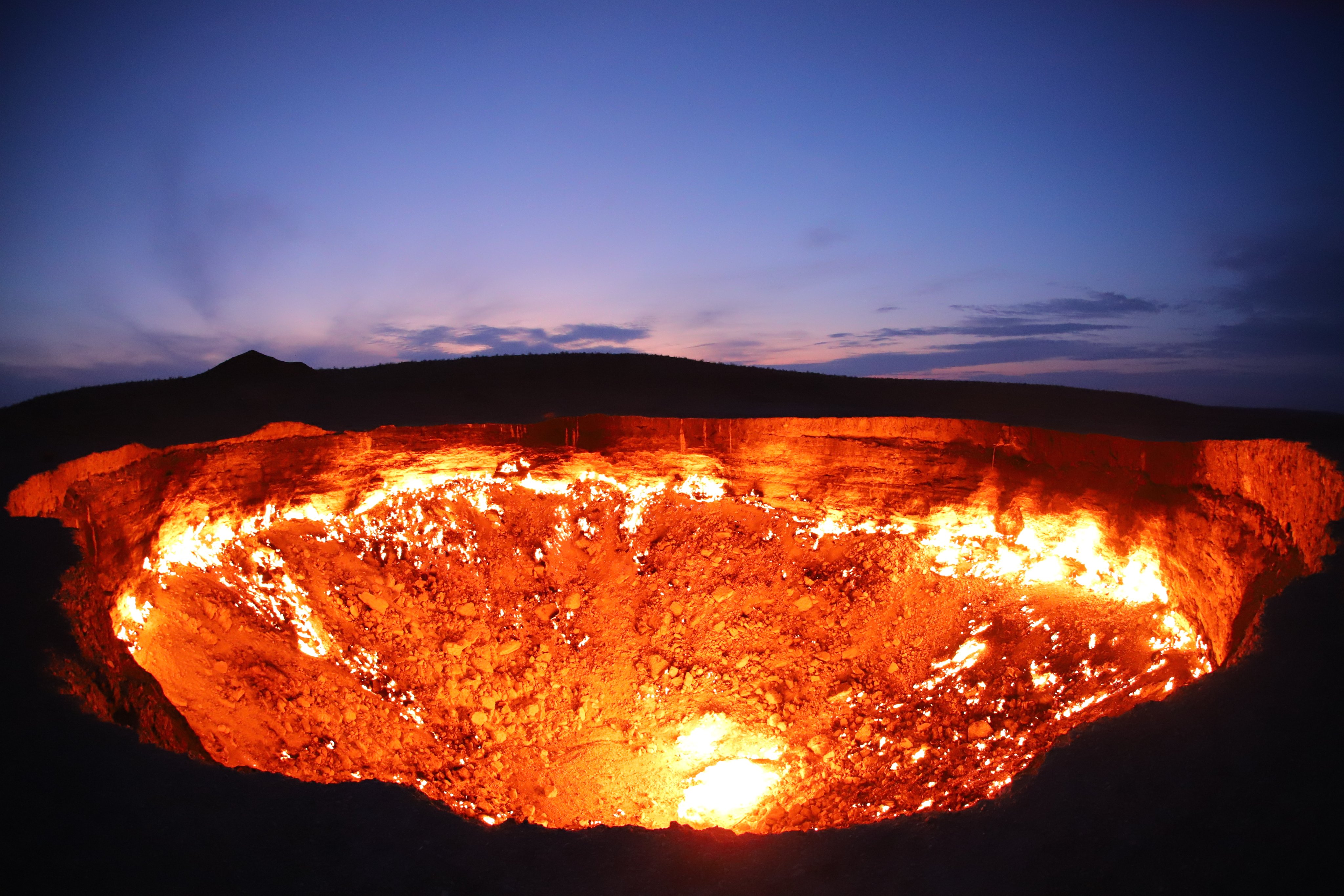 توییتر Tabifleeeeek His公式オンラインサロンｰ旅好きの人とつながりたい در توییتر 行ってみたい世界の絶景 トルクメニスタン 地獄の門 首都アシュガバットの北約250kmに位置する ダルヴァザ にこの地獄の門は存在し 今も燃え続けています 約50年前