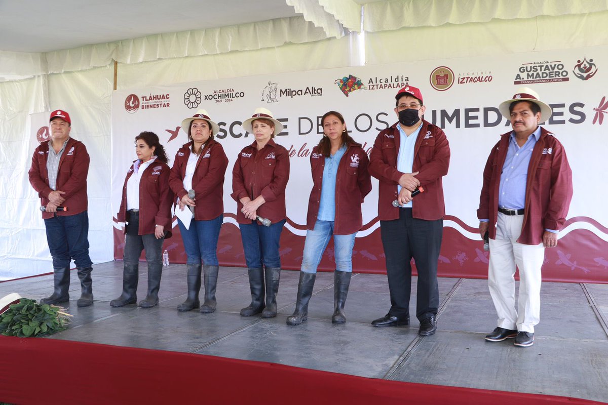 JoseCarlosXoch's tweet photo. Seguimos trabajando en conjunto por el bien de la Ciudad de México, rescatando nuestras tradiciones, oficios y actividades que nos dan identidad.

Hoy trasplantamos almácigos, técnica que forma parte de la cultura chinampera que compartimos con la alcaldía vecina de Tláhuac. https://t.co/G3vv2G0CFh