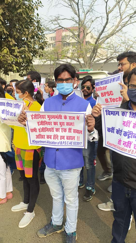 Vir44274875's tweet photo. @NitinNabin बिहार में प्रतिभा की कमी नही है सर्,बस मौका ही नही मिलता
अब देख लीजिए 5.5 yrs में 3 एग्जाम पास करने के बाद,joining के लिए 6 माह से इंतजार।
हमलोग भी समाज मे रहते है,लोग हमलोग से भी question पूछता है,क्या हुआ ,कब होगी joining
Sir
इससे ज्यादा बुरा  क्या हो सकता है किसी young के साथ https://t.co/VfBTd2vU7c