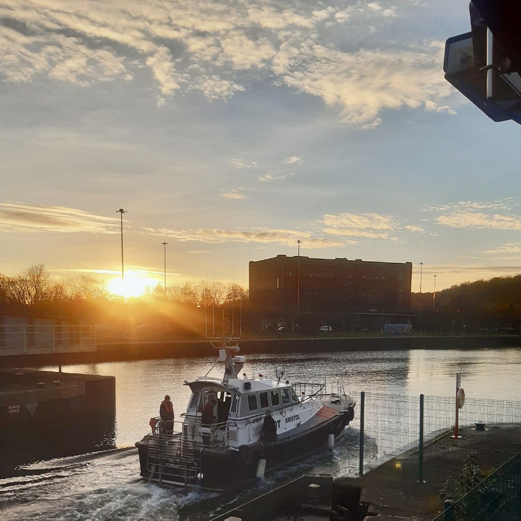 Bristol Interceptor <a href="/bristolport/">Bristol Port</a> pilot boat leaving The harbour last night. After a refit. #lovebristolharbour <a href="/BristolPilots/">Bristol Pilots </a> #bristolsunset #harbourhopes