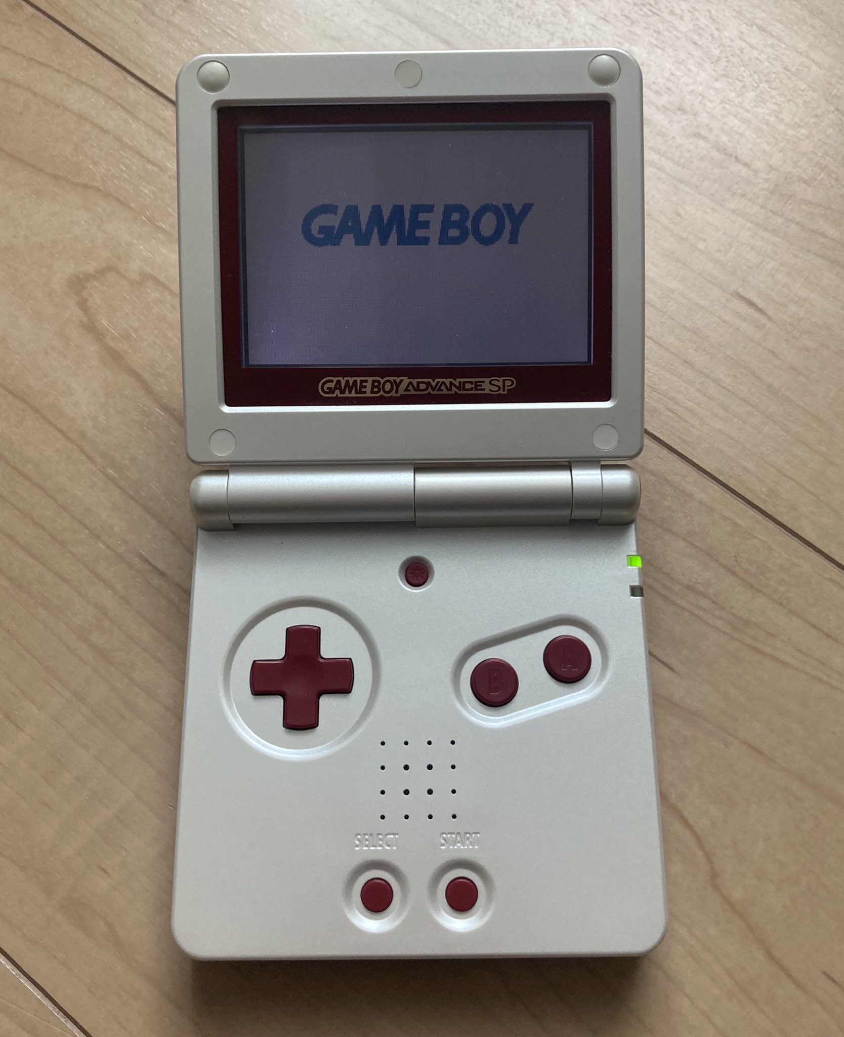 しろとらゲーム メルカリ購入品です ゲームボーイアドバンスspファミコンカラーの超美品箱説付き アドバンスsp1台ips液晶に換装したファミコンカラーは持っていますが箱付き美品ほしくて探してやっと見つけました めちゃくちゃ美品で満足 これは保存用ですね