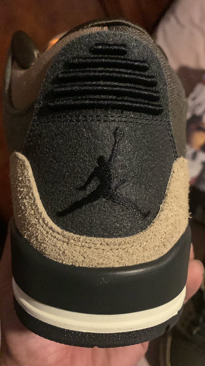 Tr3sMilagros's tweet photo. Ummm 🤔, these gotta go back unforgivable Quality Control issue @nikestore https://t.co/uAGJe3pybN