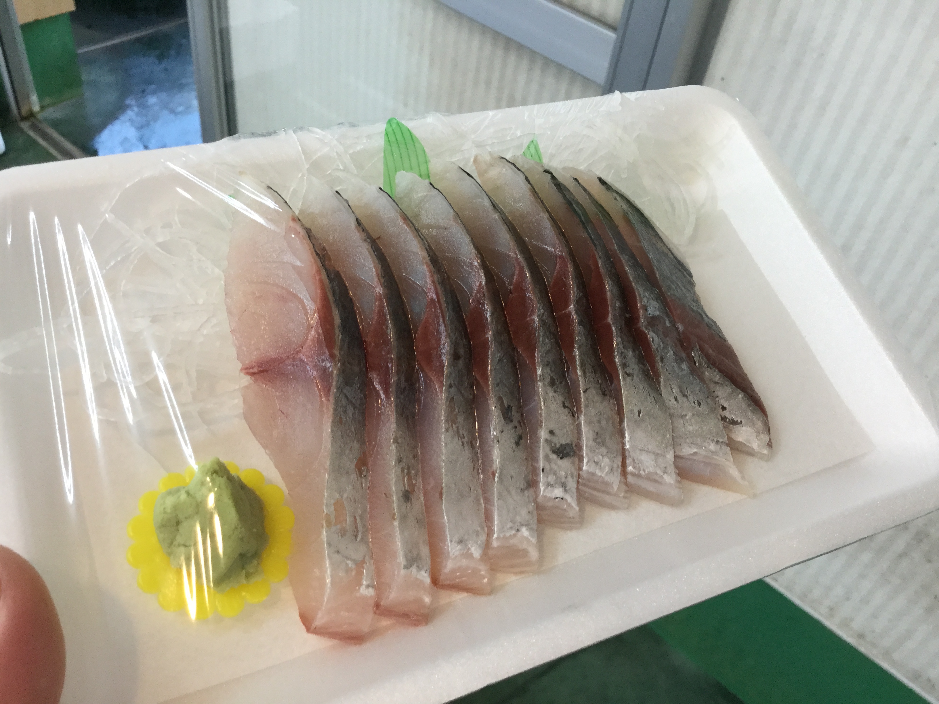 手島魚屋 大崎市古川 Twitterren アジ刺身 １２月０３日 長崎の特大真アジが入荷しましたので お刺身にしてみましたよぉ ノ これで半身の半分 アジタタキも御座います T Co Cds0wy9qet Twitter