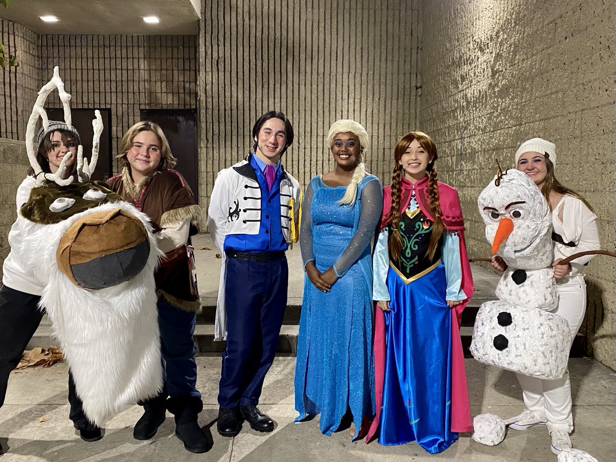 Hats off to our ECHS Drama program for their awesome presentation of Frozen, Jr.! Great collaboration w/ our ASL 2 students who signed for tonight’s performance. ⁦<a href="/ElCaminoHighSch/">ECHSPride</a>⁩ ⁦@OsideUSD⁩ ⁦@OsideSup⁩