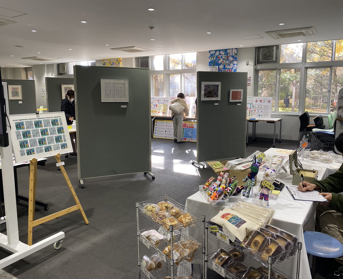 agu_volunteer's tweet photo. 【#障がいweek青学 企画展】
本日も物販を開催しました!
展示場にはアート作品のほか、障がいのある方とのコミュニケーションを学べる「daijobu」パネルが展示されています!クイズに答えると景品ももらえるので、ぜひ挑戦しにきてください😊
@parakusa
https://t.co/RpDwxVzPu2 https://t.co/AgXRMpmdaq