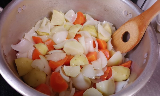 暁月引きこもり用に大鍋でシチュー作った( ・ㅂ・)و ̑̑ 