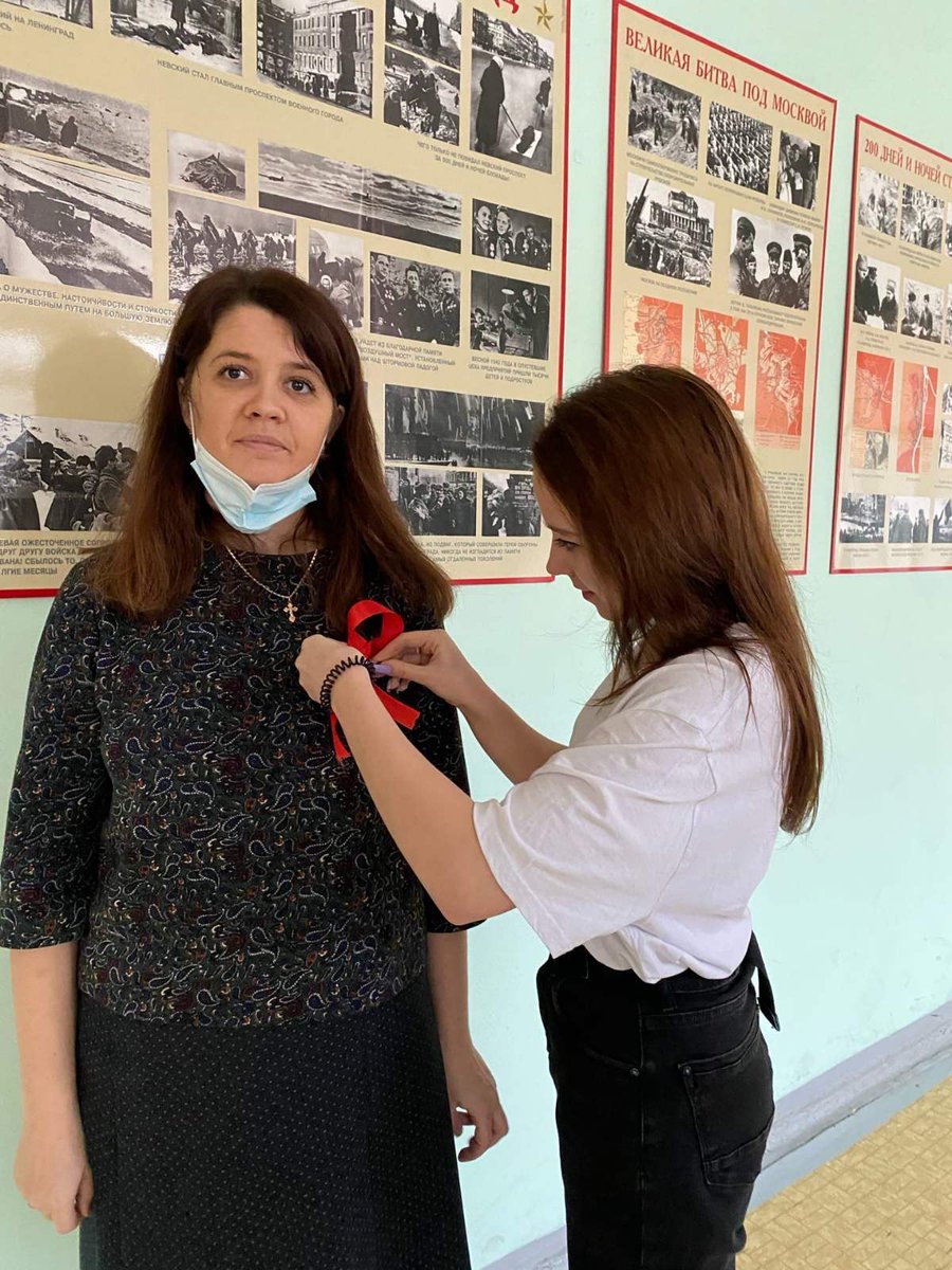 В рамках федерального проекта «Социальная активность» волонтерские отряды «Горячие сердца» и «Дружина» МБОУ № 153 приняли участие в проведении городской социально значимой акции, приуроченной к Международному дню борьбы со СПИДом «Красная ленточка».