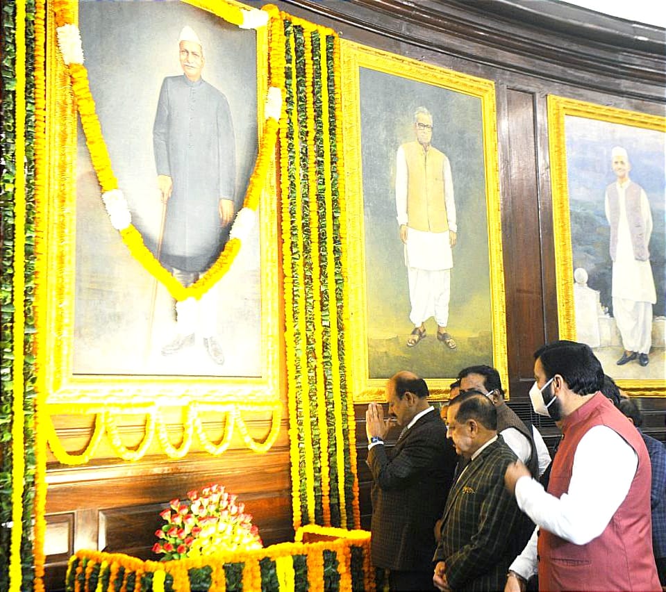 ombirlakota's tweet photo. संसद के केंद्रीय कक्ष में आज देश के प्रथम राष्ट्रपति "भारत रत्न" डा. राजेंद्र प्रसाद की जयंती के अवसर पर भावभीनी पुष्पांजलि अर्पित की। https://t.co/OIz0R8w0qE