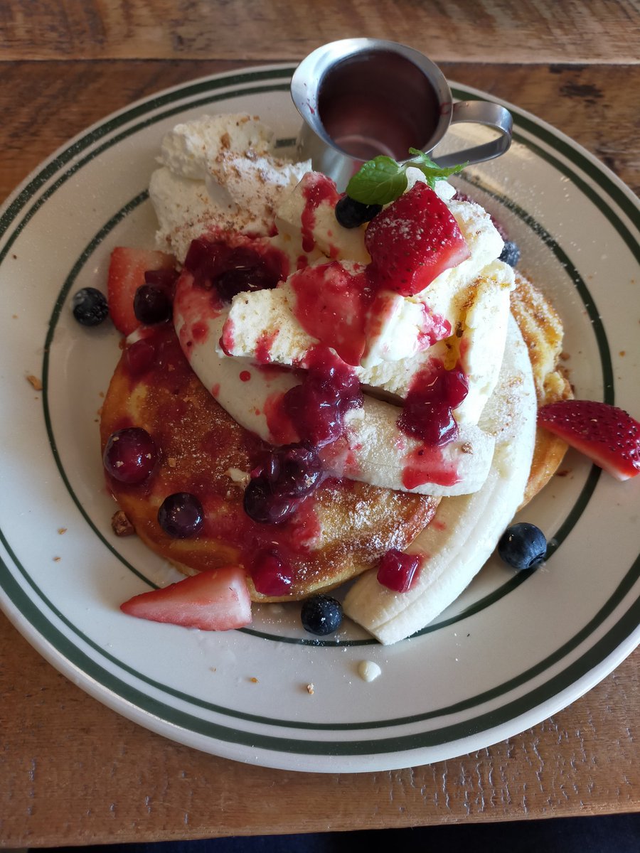 今日のランチ♥
#TheMostCoffee #フレッシュフルーツパンケーキ ベリーソース 1650円(税込)　今日はPARCO2でお友達とランチ🌺ここのパンケーキ🥞大好きなんです🥰パンケーキ🥞ふんわり🌼いちご🍓やブルーベリー、バナナ🍌などたっぷり🌻アイスに生クリームも美味しい🥰お友達とも会えて嬉しかった🎵
