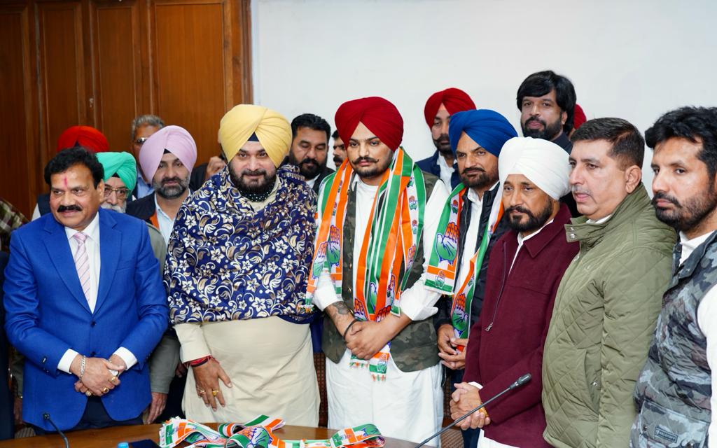 CHARANJITCHANNI's tweet photo. Welcoming young, passionate and talented, @iSidhuMooseWala, to Congress family. I am sure he will serve people to the best of his ability and will spread the message of Congress party at grass-root level https://t.co/a7t8N00hqG