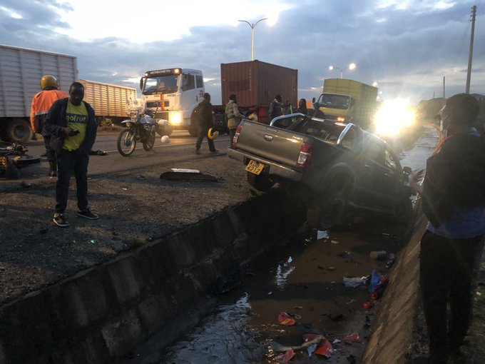 a3Route's tweet photo. Let me put it clear about the accident that happened along southern bypass,after he almost hit me I chased the pickup &amp; blocked him I told the driver 2drive careful,even though they looked drunk with other ladies but ignored me,less than a 1 km he killed 2PEOPLE via @keru_mwangi https://t.co/LkNMmQ7V4k