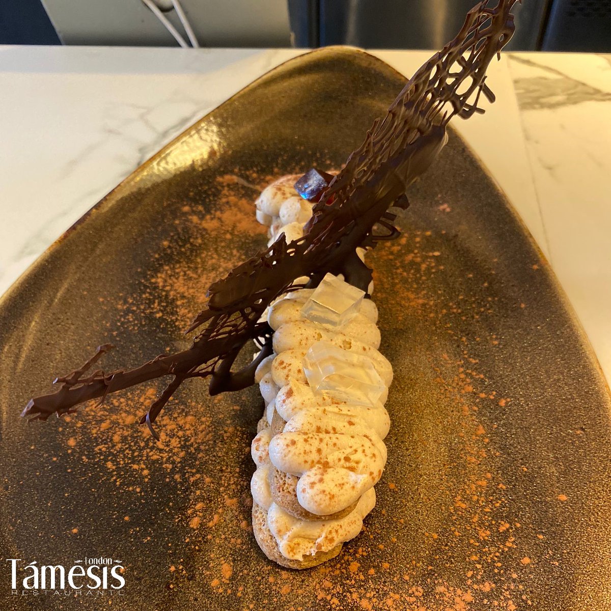 ¿Te apasiona el tiramisú?😋
Pues el nuestro, además de ser una obra de arte, tiene un sabor espectacular👌
¡El broche perfecto!🤎

#RestauranteTámesis #Jaén #Restaurante #Gastronomía #Postres #FoodLovers #Foodie #Tiramisú