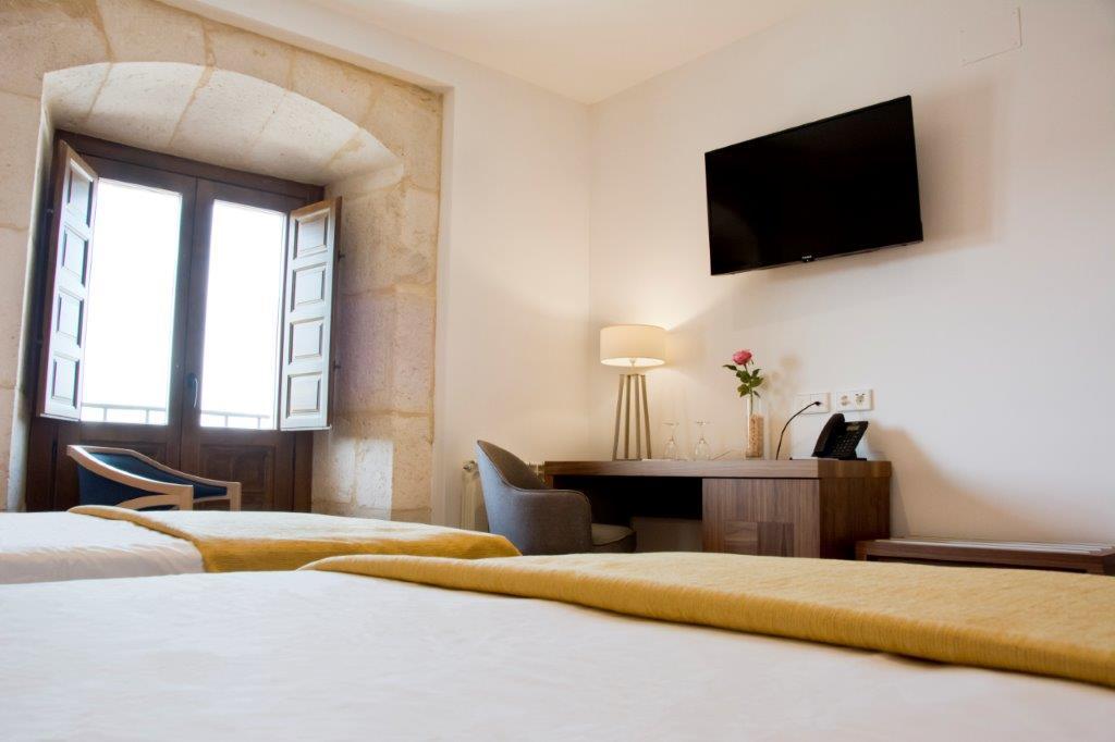 Te invitamos a disfrutar con nosotros de esos días claros de invierno, cuando hace frío fuera pero el sol luce en el cielo y se cuela por tus ventanas.... ¡Qué maravilla! 😍  bit.ly/2U6KHbQ  #EscapadasCYL #HotelCYL #EscapadasNaturaleza #TurismoRiberaDeDuero