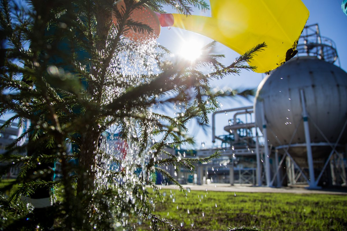 SIBUR has updated its #ESG strategy to 2025 with new goals that include:
- make at least one facility #carbonneutral
- facilitate #recycling of at least 100 kt of polymer waste annually
- increase the share of green energy use 5x vs. 2020 

Read more: sibur.ru/en/press-cente…