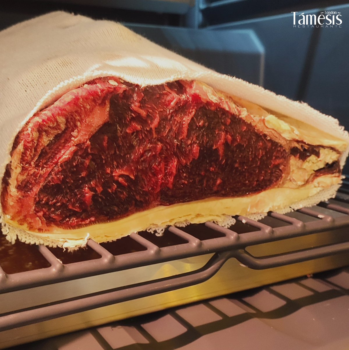 ¡Fantástico puente el que estamos viviendo!🎊
¿Te vienes a disfrutarlo con nosotros?😉
Quizás te apetezca un entrecot como este que tenemos en nuestra vitrina...🥩

#RestauranteTámesis #Jaén #Producto #EntrecotJaén #Gastronomía #Restaurante #Tradición