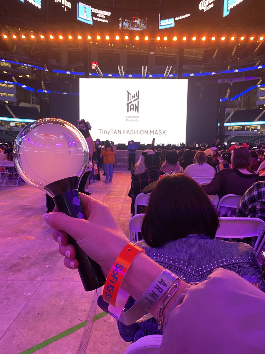 louderpromise's tweet photo. we here armys #BTSD4 https://t.co/fBW6XhIMGr