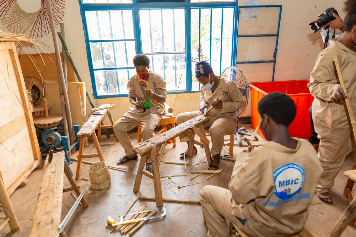 UKB_Activity's tweet photo. Field visit where youth are learning how to make shoes and decorative baskets. EDC’s UKB Project prioritizes #DisabilityRights and promotes #inclusion and #access - #workbasedlearningday @USAIDRwanda @EDCtweets #IDPWD2021 #IDPD2021 #disabilityday https://t.co/7ZUcaFFWhl