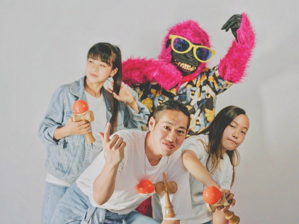 01HEADS_CREW's tweet photo. <イベント出演情報>

12/19(日)11:00〜17:00開催の「シモキタおやこのまちつどい市」に01HEADSフルメンバーで出演させていただきます！

01HEADSのパフォーマンスを皆さんの目の前で披露出来る機会なので、是非🔥

#kendama #performer #シモキタおやこのまちつどい市 #01heads #けん玉 #パフォーマー https://t.co/MP80obQQPd