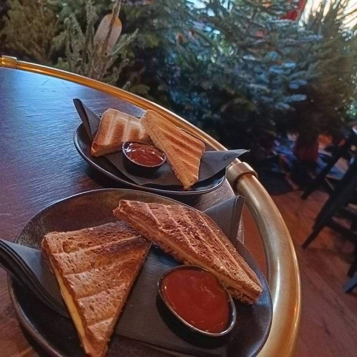 We hebben ook heerlijke tosti's! Wit en bruin!
We zijn open vanaf 12.00!