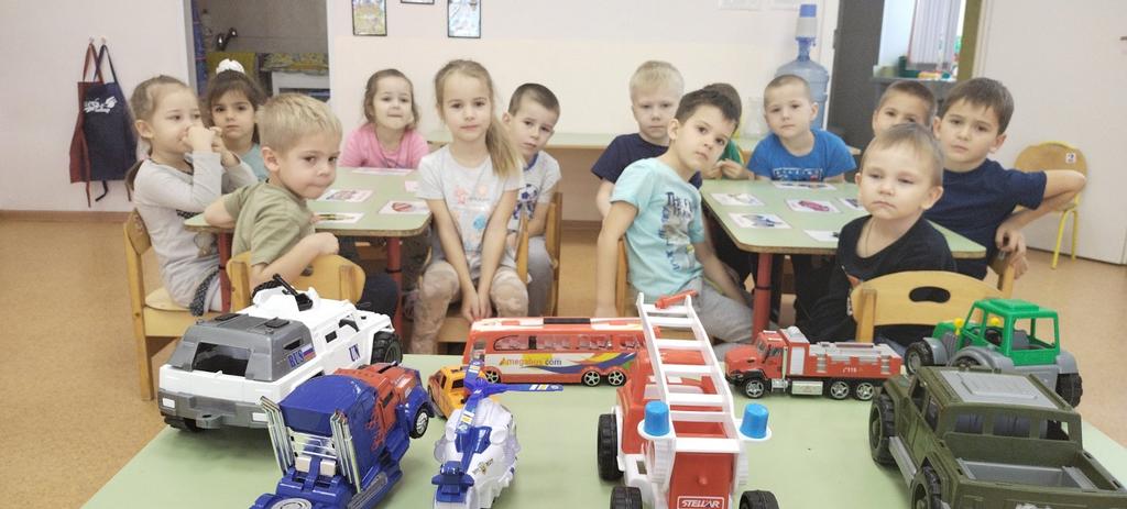 В старшей группе "Ладушки" воспитанники относятся внимательно к безопасности и изучают правилам дорожного движения. Вместе с воспитателем Пахомочевой В.Э разбирают дорожные ситуации.