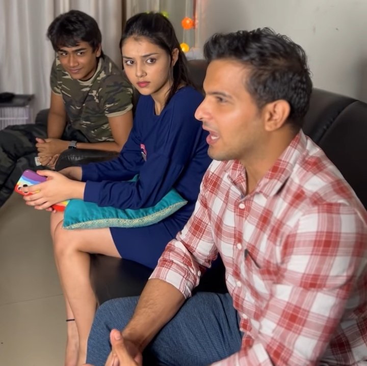 ___nur_nama__'s tweet photo. Mallika : so hot 🙄
Katty : ab mujh jaise hot larke ke sath batho gi to garmi to lagi gi na 😏
Dau : kutta gadha ghoda bel hati dinosaurs pal lo par gaalat phemi mat Palo.😑
Then ....* cut karo* 
#MallikaSingh 
#RadhaKrishn
#basnatbhatt https://t.co/PewYRxBQFv