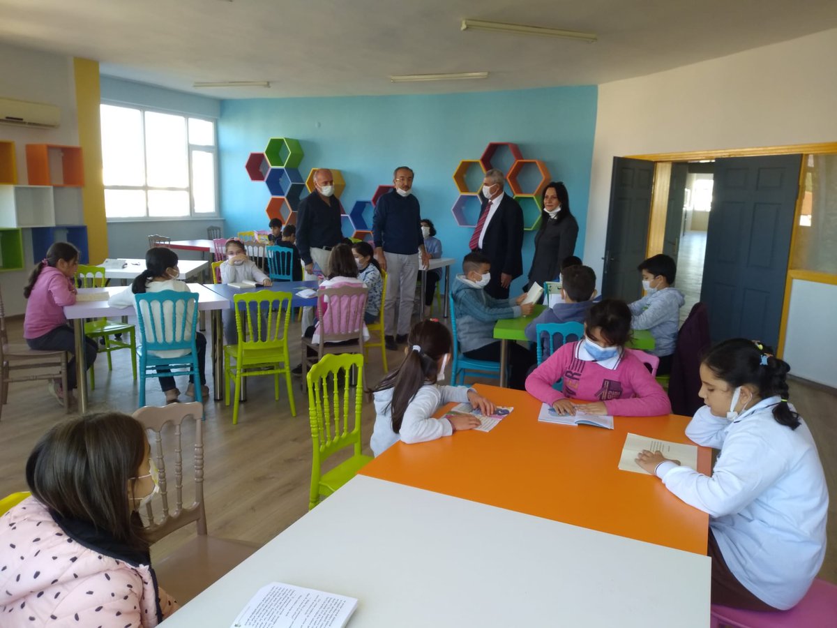 İlçe Milli Eğitim Müdürümüz Süleyman Gökçen ve Şube Müdürümüz Selma Benli, okulumuzu ziyaret ettiler. Okulumuzda yapımı devam eden zeka oyunları sınıfı ve okul kütüphanesinde incelemelerde bulundular. AHENK Projesi kapsamında kitap etkinliğine katıldılar