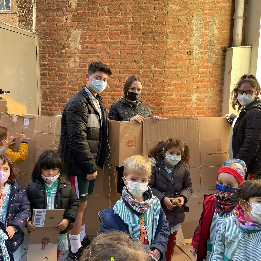 FEPSantRamon's tweet photo. A l'#APS de 4t D'ESO amb els nens i nenes de p4 ahir van construir cabanes al pati amb material reutilitzat #SRNDAC #convivim #lescolaquevolem https://t.co/JkjiuviR3m
