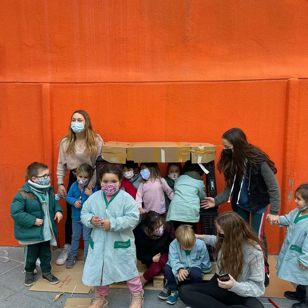 FEPSantRamon's tweet photo. A l'#APS de 4t D'ESO amb els nens i nenes de p4 ahir van construir cabanes al pati amb material reutilitzat #SRNDAC #convivim #lescolaquevolem https://t.co/JkjiuviR3m